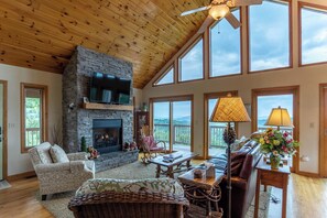 Ferienhaus, Mehrere Betten, Whirlpool, Bergblick (1 Amazing View) | Wohnbereich | Kamin