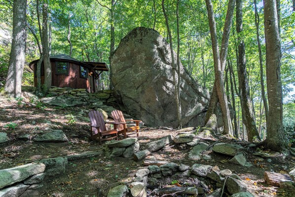 Property grounds - Boulder Pod: Hidden Nite (Banner Elk)