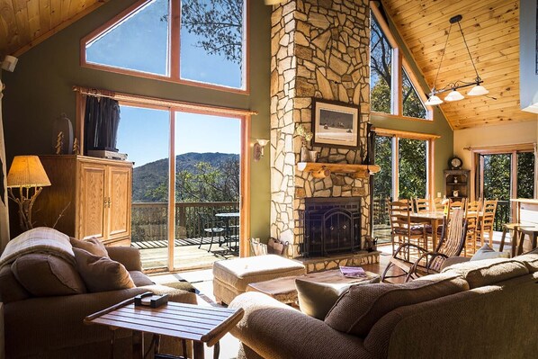 Ferienhaus, Mehrere Betten, Whirlpool, Bergblick (A Big View) | Wohnbereich | Kamin