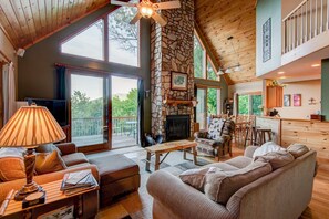 Ferienhaus, Mehrere Betten, Whirlpool, Bergblick (A Big View) | Wohnbereich | Kamin