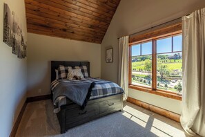 3 bedrooms, individually decorated, individually furnished, bed sheets - Kinfolk at Eagles Nest (Banner Elk)