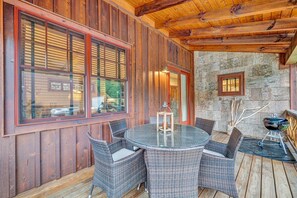 ハウス ベッド (複数台) スパ浴槽 マウンテンビュー (Snowflake River Ridge at Eagles Nest) | 屋外ダイニングエリア