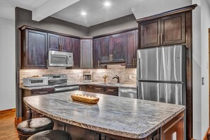 Hus - flere senge - boblebad - bjergudsigt (Snowflake River Ridge at Eagles Nest) | Privat køkken | Kaffe-/temaskine