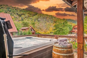 Rumah, Beberapa Tempat Tidur, hot tub, pemandangan gunung (Snowflake River Ridge at Eagles Nest) | Bathtub spa outdoor