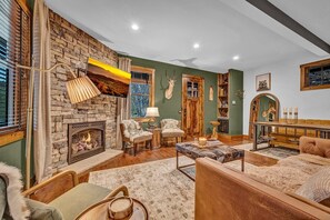 ハウス ベッド (複数台) スパ浴槽 マウンテンビュー (Snowflake River Ridge at Eagles Nest) | リビング エリア | 暖炉
