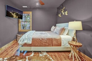 ハウス ベッド (複数台) スパ浴槽 マウンテンビュー (Snowflake River Ridge at Eagles Nest) | 2 室のベッドルーム、客室ごとに異なる装飾、客室ごとに異なるインテリア、ベッドシーツ