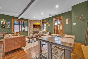 ハウス ベッド (複数台) スパ浴槽 マウンテンビュー (Snowflake River Ridge at Eagles Nest) | 内装