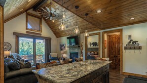 Huis, meerdere bedden, hot tub, uitzicht op bergen (Bear Rock Lodge at Eagles Nest) | Interieur