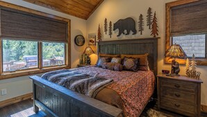 Huis, meerdere bedden, hot tub, uitzicht op bergen (Bear Rock Lodge at Eagles Nest) | 2 slaapkamers, individueel gedecoreerd, individueel gemeubileerd