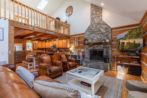 独立别墅, 多张床, 热水浴缸, 山景 (Hidden Heights at River Run) | 起居区 | 壁炉