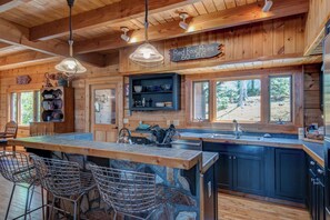 單棟房屋, 多張床, 熱水浴缸, 山景 (Boles Lodge) | 私人廚房 | 咖啡機/沖茶器