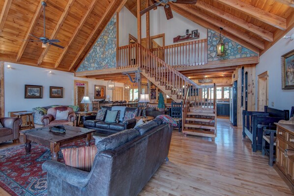 單棟房屋, 多張床, 熱水浴缸, 山景 (Boles Lodge) | 客廳 | 壁爐