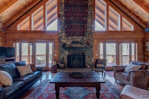 單棟房屋, 多張床, 熱水浴缸, 山景 (Boles Lodge) | 客廳 | 壁爐