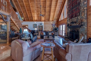 Casa, letti multipli, idromassaggio, vista montagna (Boles Lodge) | Area soggiorno | Caminetto
