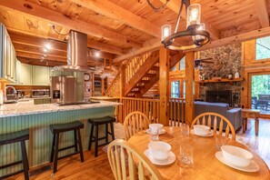 Cabin, nhiều giường, bồn tắm nước nóng, quang cảnh núi (Lakeview) | Khu ăn uống