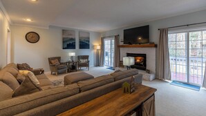 Hus, flere senger, spabadekar, fjellutsikt (Riverwood at Mill Ridge) | Oppholdsområde | Peis