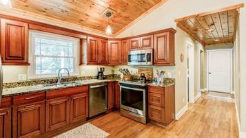 House, Multiple Beds, Hot Tub, Mountain View (Solstice House) | Private kitchen | Coffee/tea maker