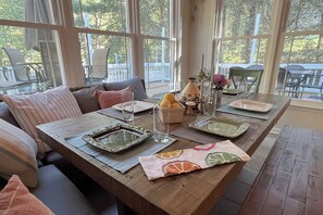 Nhà, nhiều giường, bồn tắm nước nóng, quang cảnh núi (Solstice House) | Khu vực ăn uống tại phòng