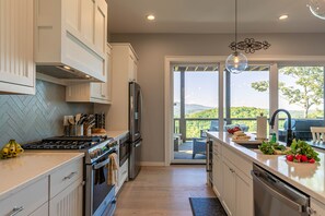Casa, várias camas, banheira de imersão, vista para a montanha (Blue Ridge Sanctuary at Blue Ridge ) | Cozinha privada | Cafeteira/chaleira