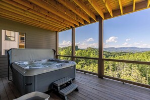 Talo, useita sänkyjä, poreamme, vuoristonäköala (Blue Ridge Sanctuary at Blue Ridge ) | Ulkoporeallas