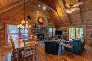 Hytte, flere senger, spabadekar, fjellutsikt (Alpine Haven) | Spiseområde på rommet