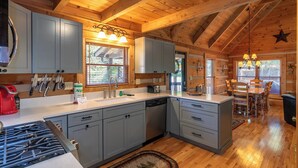 Cabaña, varias camas, bañera de hidromasaje, vistas a la montaña (Alpine Haven) | Cocina privada | Cafetera o tetera