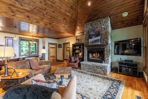 House, Berbilang Katil, Patio, Mountain View (Lake Overlook) | Ruang tamu | Pendiangan 