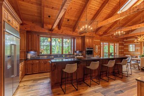 Casa, varias camas, bañera de hidromasaje, vistas a la montaña (Matney Ridge Estate) | Cocina privada | Cafetera o tetera