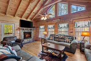 Kabin, Beberapa Tempat Tidur, hot tub, pemandangan gunung (Falling Waters) | Area keluarga | Perapian