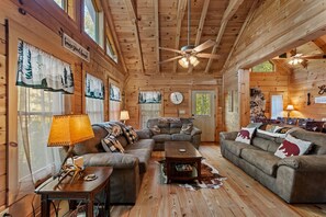 Cabana, várias camas, banheira de imersão, vista para a montanha (Falling Waters) | Área de estar | Lareira