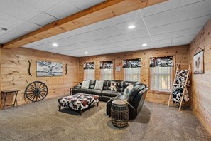 Cabin, Multiple Beds, Hot Tub, Mountain View (Falling Waters) | Living area
