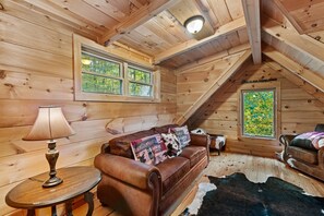 Hytte, flere senger, spabadekar, fjellutsikt (Falling Waters) | Oppholdsområde | Peis