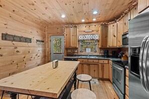 Hytte - flere senge - boblebad - bjergudsigt (Falling Waters) | Privat køkken | Kaffe-/temaskine