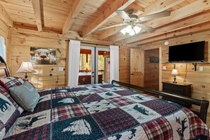 Hytte - flere senge - boblebad - bjergudsigt (Falling Waters) | 3 soveværelser, individuelt design, individuel indretning, sengetøj