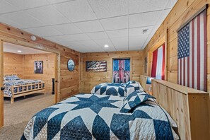 Cabana, várias camas, banheira de imersão, vista para a montanha (Falling Waters) | 3 quartos, individualmente decorados, individualmente mobiliados