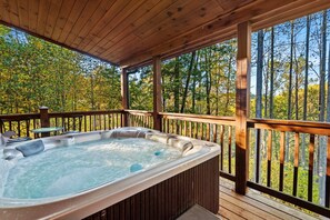 Outdoor spa tub - Falling Waters (Banner Elk)