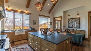 Nhà, nhiều giường, bồn tắm nước nóng, quang cảnh núi (Antler Trail Lodge) | Khu ăn uống