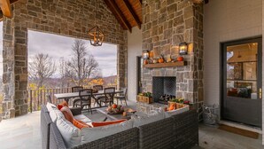 하우스, 침대(여러 개), 온수 욕조, 산 전망 (Antler Trail Lodge) | 야외 식당