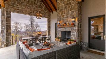 Nhà, nhiều giường, bồn tắm nước nóng, quang cảnh núi (Antler Trail Lodge) | Khu ẩm thực ngoài trời