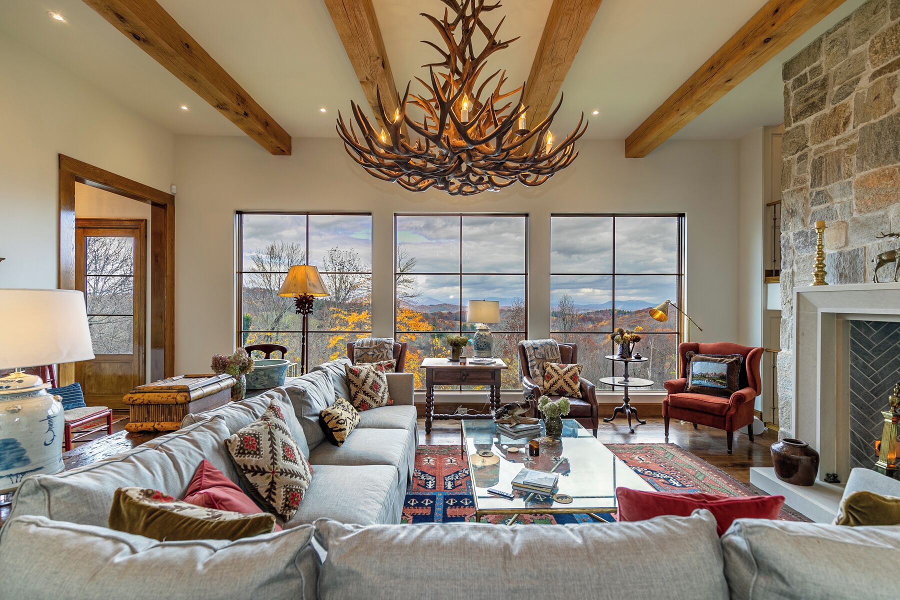 Nhà, nhiều giường, bồn tắm nước nóng, quang cảnh núi (Antler Trail Lodge) | Khu phòng khách | Lò sưởi 