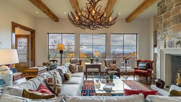 Nhà, nhiều giường, bồn tắm nước nóng, quang cảnh núi (Antler Trail Lodge) | Khu phòng khách | Lò sưởi