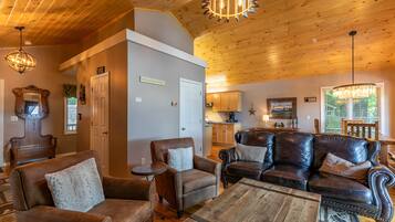 House, Berbilang Katil, Hot Tub, Mountain View (Little Bear Lodge ) | Ruang tamu | Pendiangan