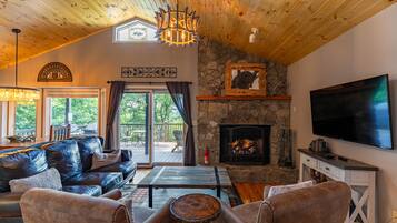 House, Berbilang Katil, Hot Tub, Mountain View (Little Bear Lodge ) | Ruang tamu | Pendiangan