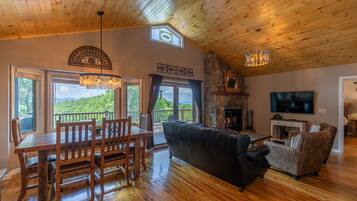 House, Berbilang Katil, Hot Tub, Mountain View (Little Bear Lodge ) | Tempat makan