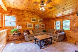 Cabaña, varias camas, hidromasaje, vista a la montaña (Hemlock Hideaway ) | Área de sala de estar | Chimenea 