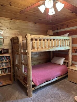 Hytte - flere senge - boblebad - bjergudsigt (Hemlock Hideaway ) | 3 soveværelser, individuelt design, individuel indretning, sengetøj