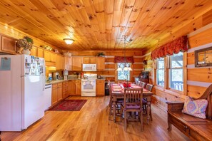 Cabaña, varias camas, bañera de hidromasaje, vistas a la montaña (Hemlock Hideaway ) | Cocina privada | Cafetera o tetera