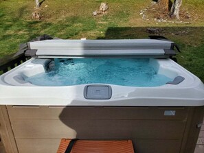 小屋, 多张床, 热水浴缸, 山景 (Hemlock Hideaway ) | 室外 SPA 浴缸