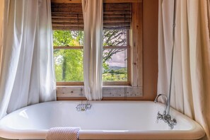 Ferienhütte, Mehrere Betten, Whirlpool, Bergblick (St Johns Ridge) | Badezimmer | Designer-Toilettenartikel, Handtücher, Toilettenpapier