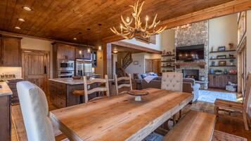 House, Multiple Beds, Hot Tub, Mountain View (Antler Ridge at Eagles Nest) | Dining